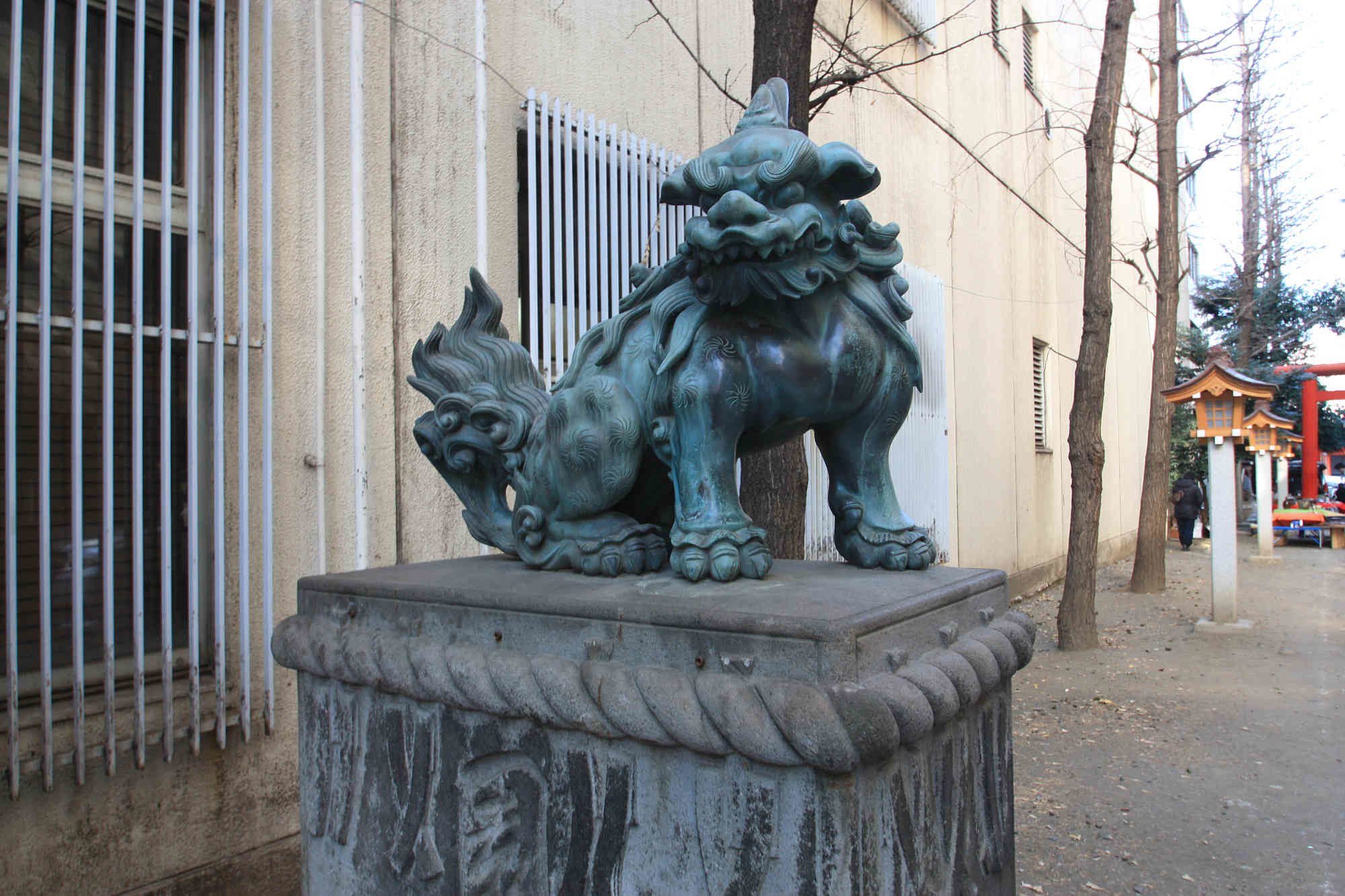 花園神社の唐獅子（左）