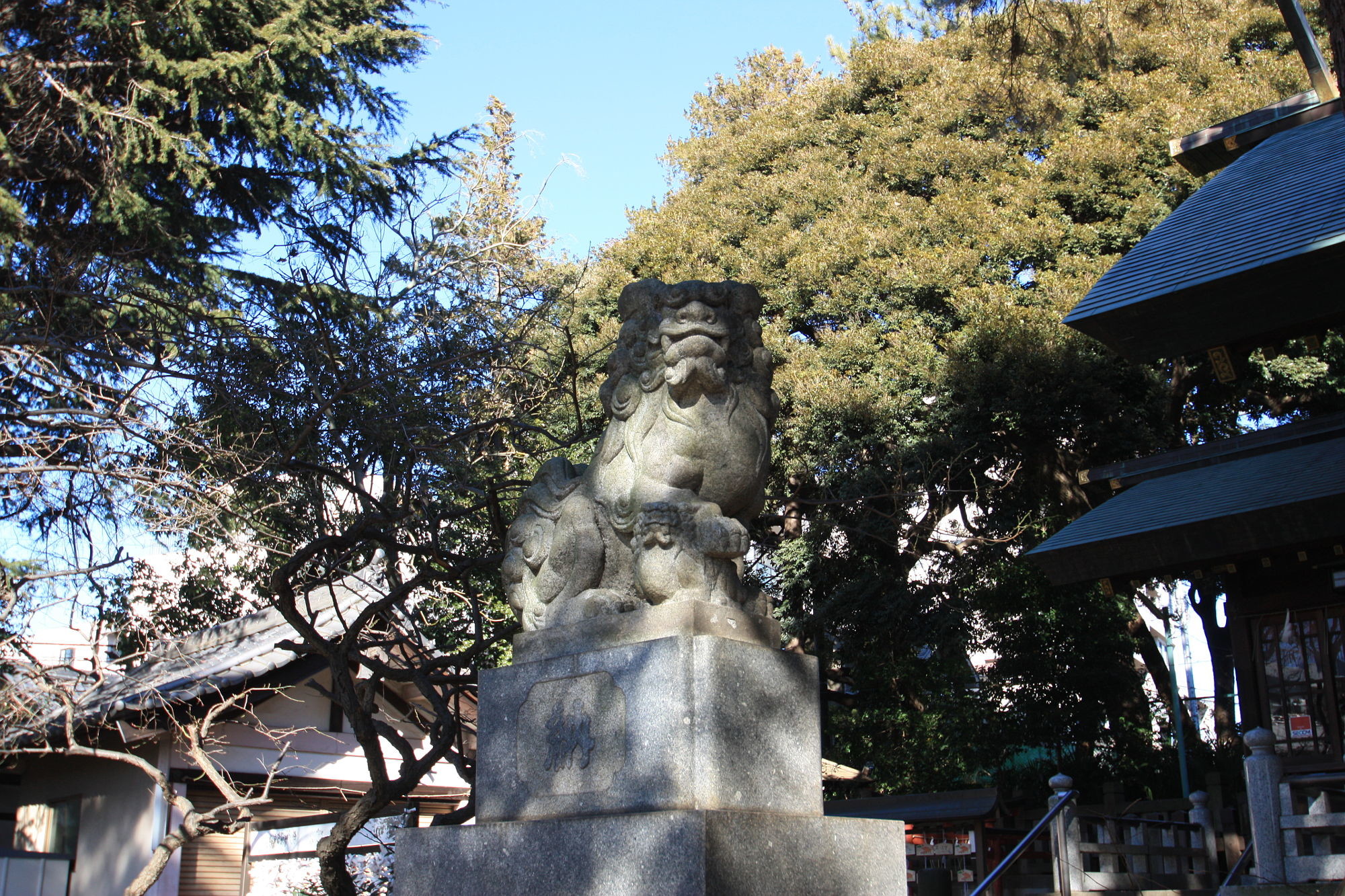 用賀神社の狛犬（左）