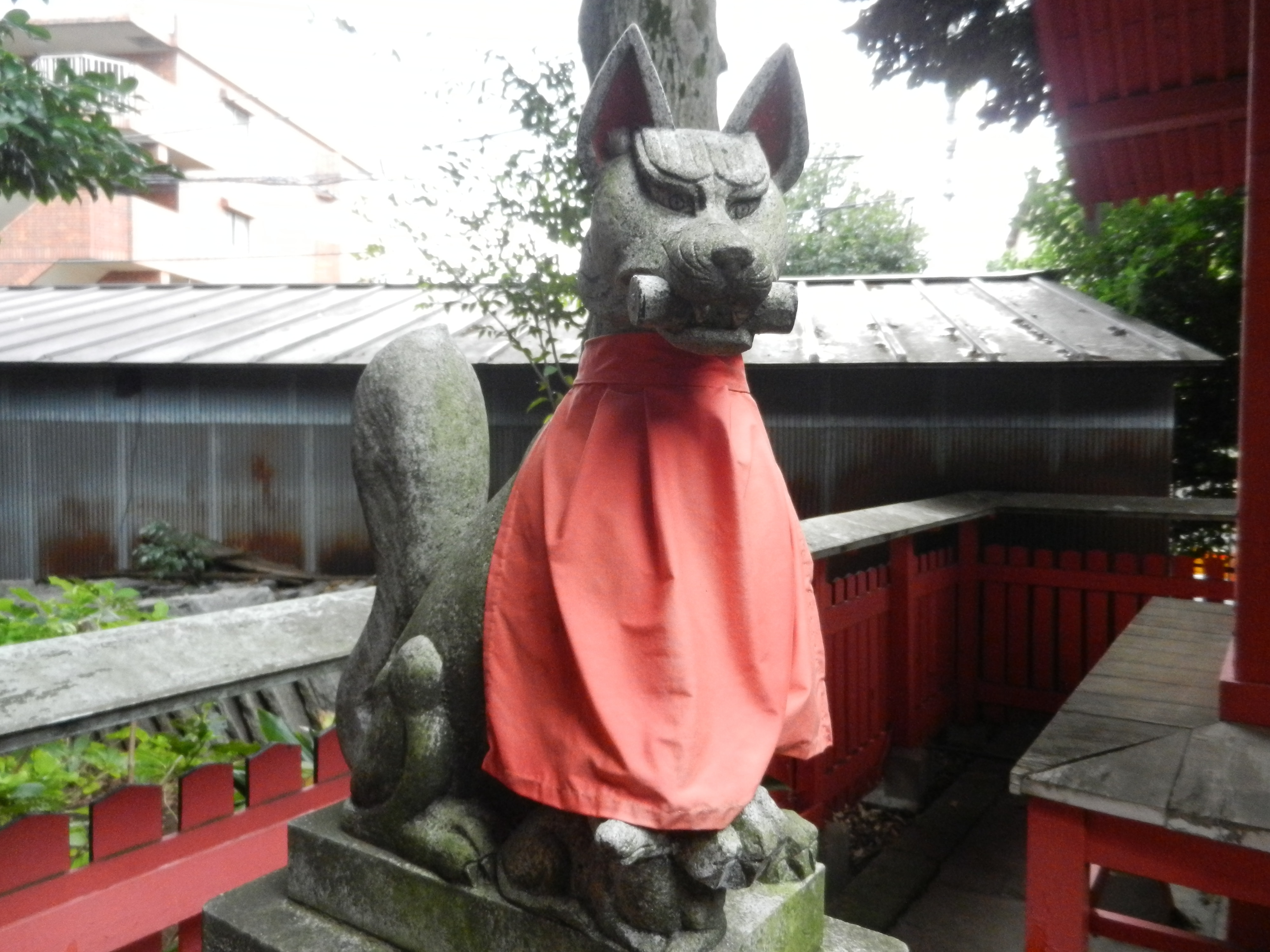 稲荷神社のお狐様（左）