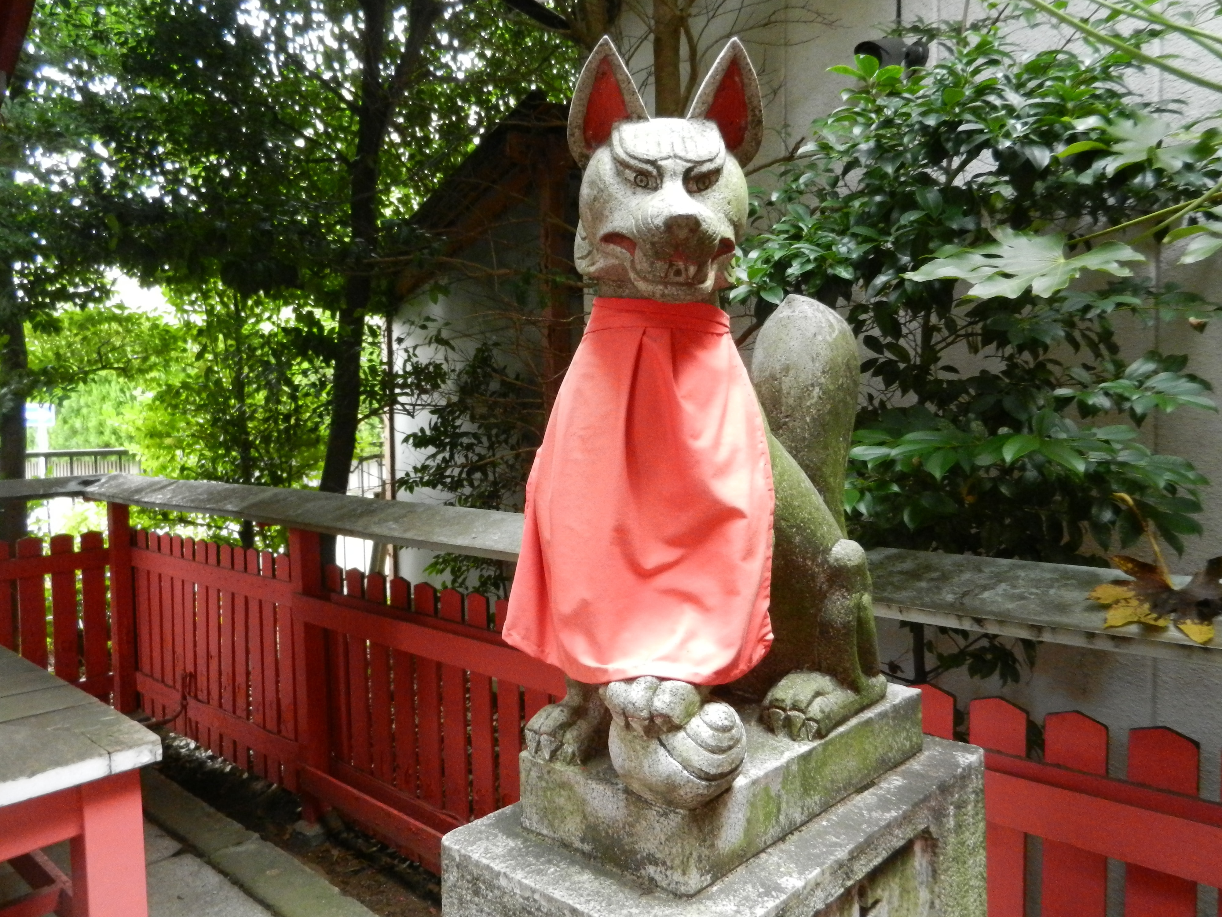 稲荷神社のお狐様（右）