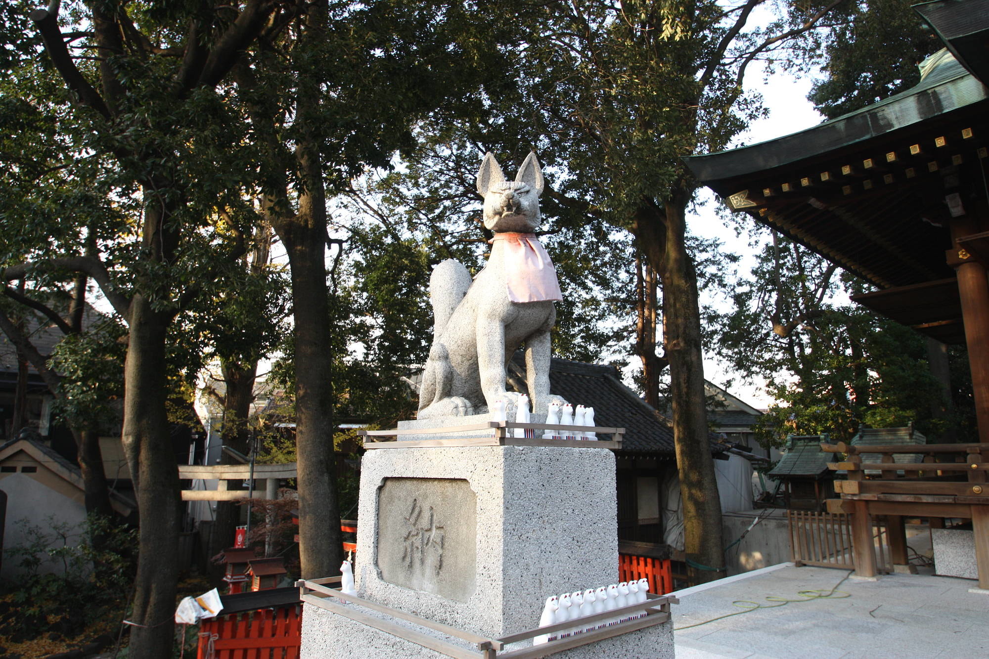 馬橋稲荷神社 左側の狐様