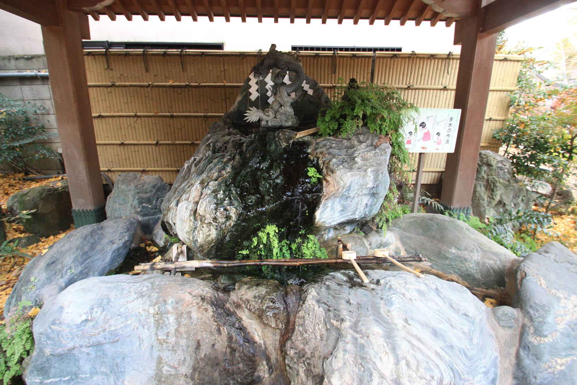 馬橋稲荷神社の手水舎の龍