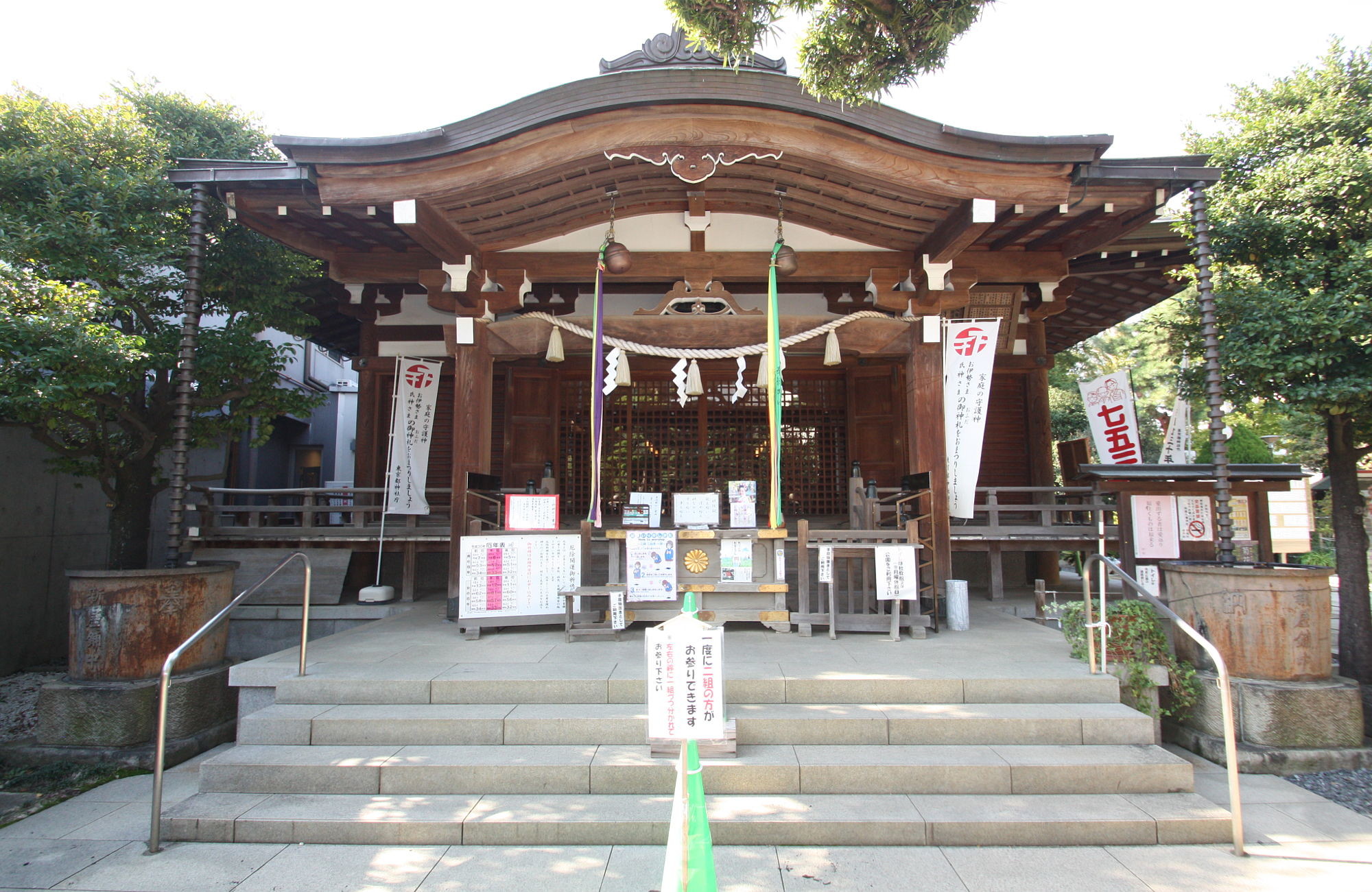 鳩森八幡神社の拝殿