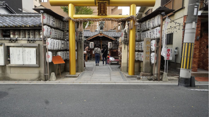 御金神社は京都で有名な金運アップ神社！金色に輝く鳥居は縁起物です！